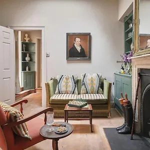 Bath's Illustrious Address - Garden Apartment Bath